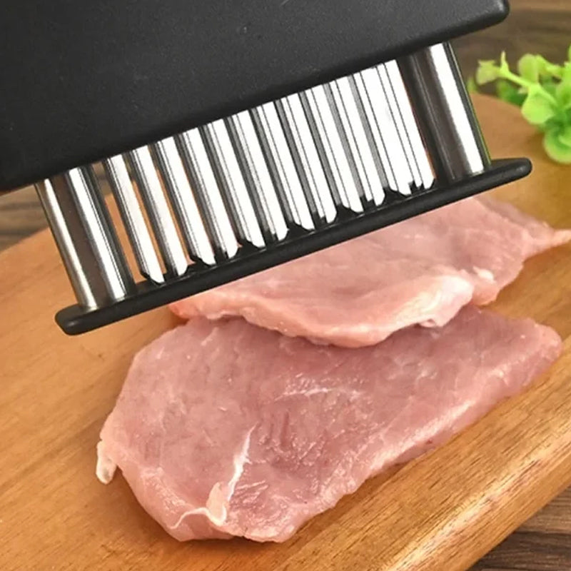 Detaljert bilde av kjøttmørner med 48 skarpe kniver i rustfritt stål. Forbedrer matlagingen.
