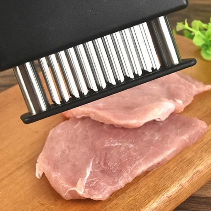 Detaljert bilde av kjøttmørner med 48 skarpe kniver i rustfritt stål. Forbedrer matlagingen.