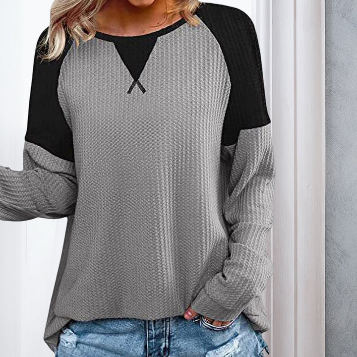 Nærbilde av myk, langermet t-skjorte med rund hals. Ideell for komfortabel og allsidig casual stil.