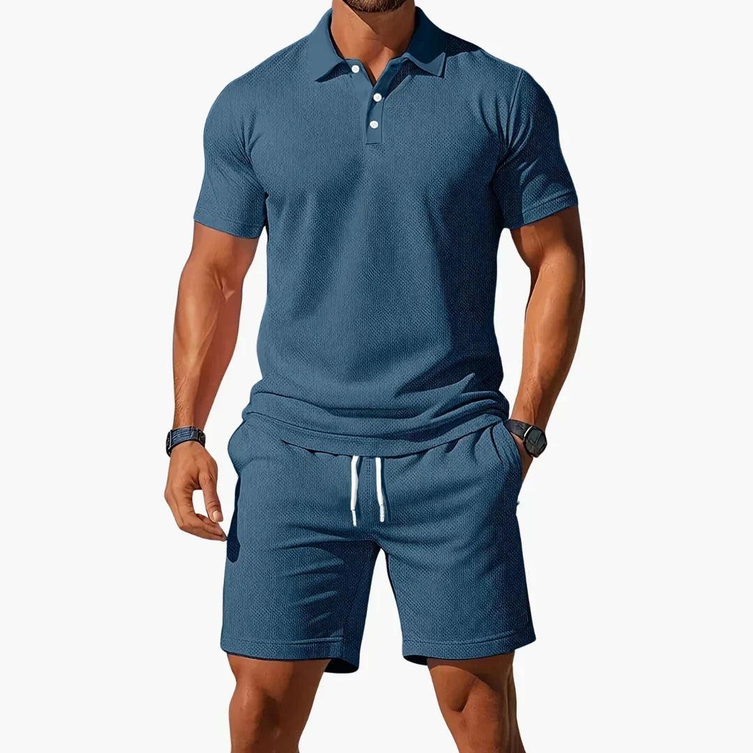 Detalj av Nathan poloshirt krage og shorts linning. Kvalitetsdesign for komfortable og holdbare sommerklær.