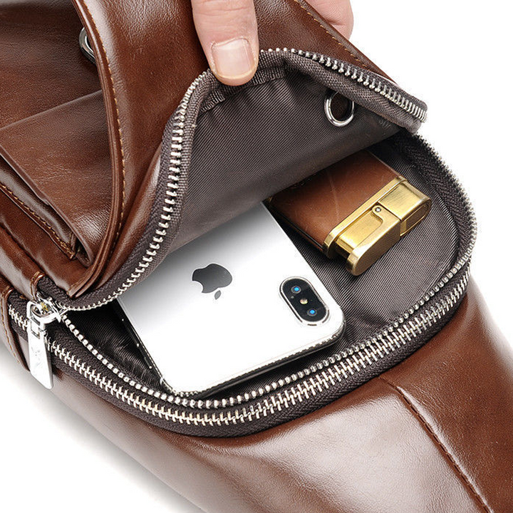 Praktisk brystveske for menn med USB-lading, flere rom og justerbar skulderrem.