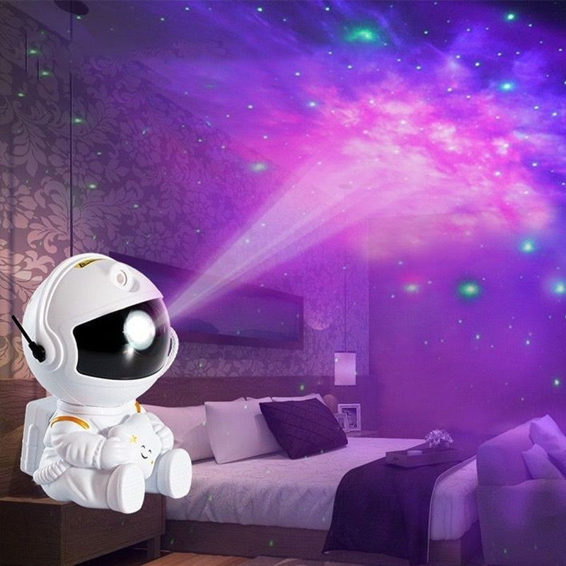 Rolig soverom med stjernehimmel og galakse projisert av astronaut nattlys.