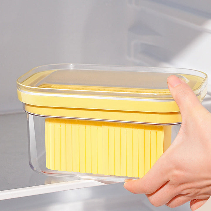 Hygienisk smørboks med skjærenett. Perfekt for oppbevaring og enkel porsjonering av smør til frokost.
