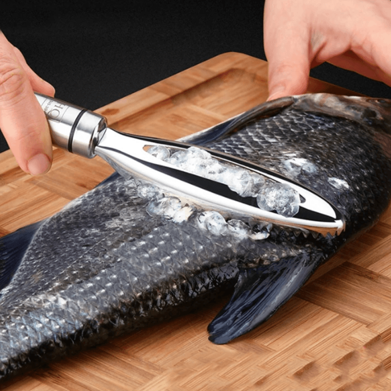 Fiskeskalerer i rustfritt stål med solid håndtak, sikrer enkel og hygienisk fiskerengjøring.