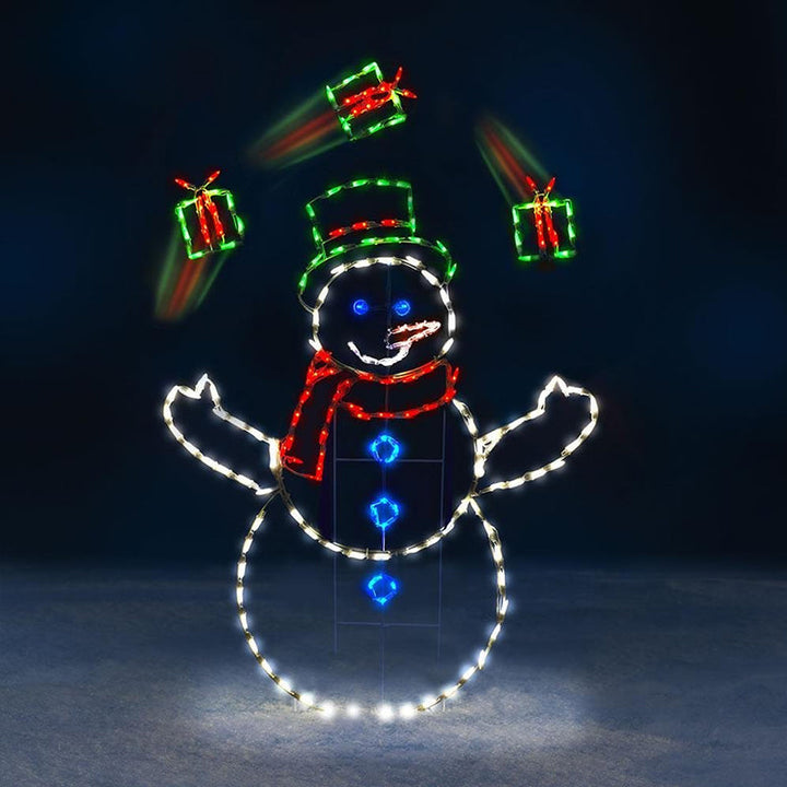 Opplyst animert juledekorasjon: snømann og pingvin i snøballkamp. Perfekt for hagen, skaper juleglede.