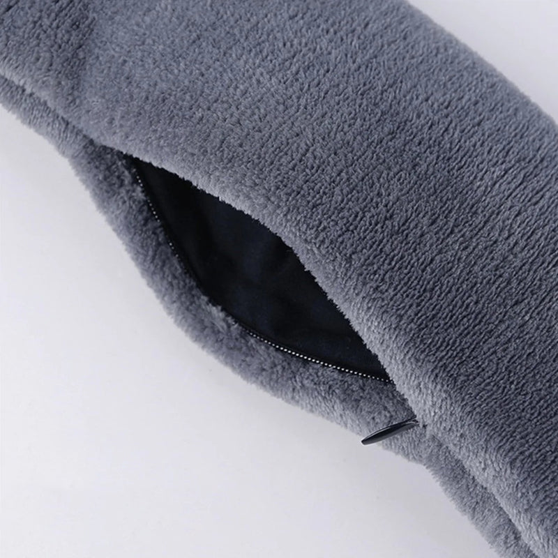 Flott oppvarmet skjerf i myk fleece med integrert massasjefunksjon. Perfekt for kaldt vær og avslapning.