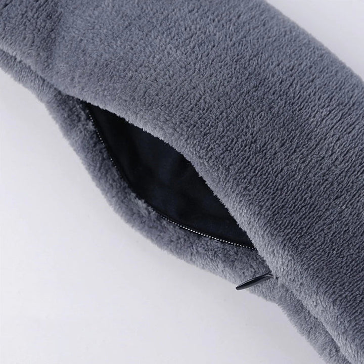Flott oppvarmet skjerf i myk fleece med integrert massasjefunksjon. Perfekt for kaldt vær og avslapning.