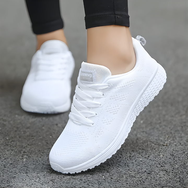 Hvite kvinners fritidssko. Stilrene og komfortable sneakers, ideelle som allsidige hverdagssko for kvinner.