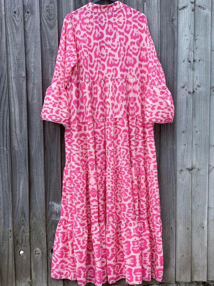 Stilig damekjole med leopardmønster, ideell som strandkjole, festkjole eller hverdagskjole.