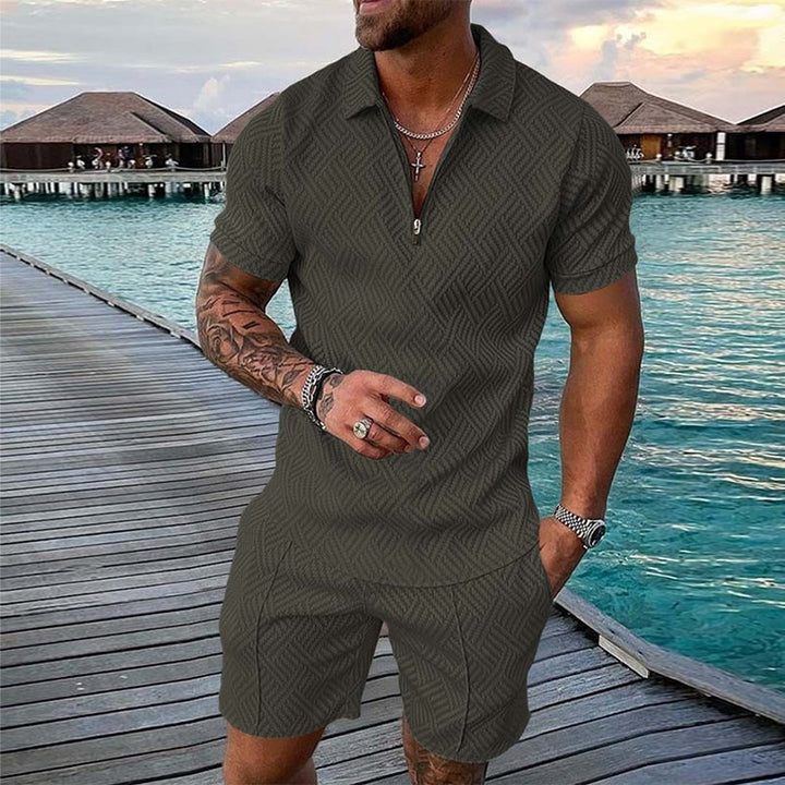Komfortabelt menns fritidssett: trykt T-skjorte og shorts, perfekt som strand- og ferieklær.