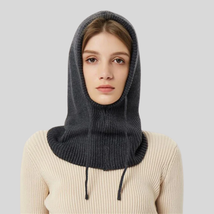 Motebevisst strikket halsvarmer/hette. Komfortabelt unisex tilbehør for vinter og utendørs aktiviteter.