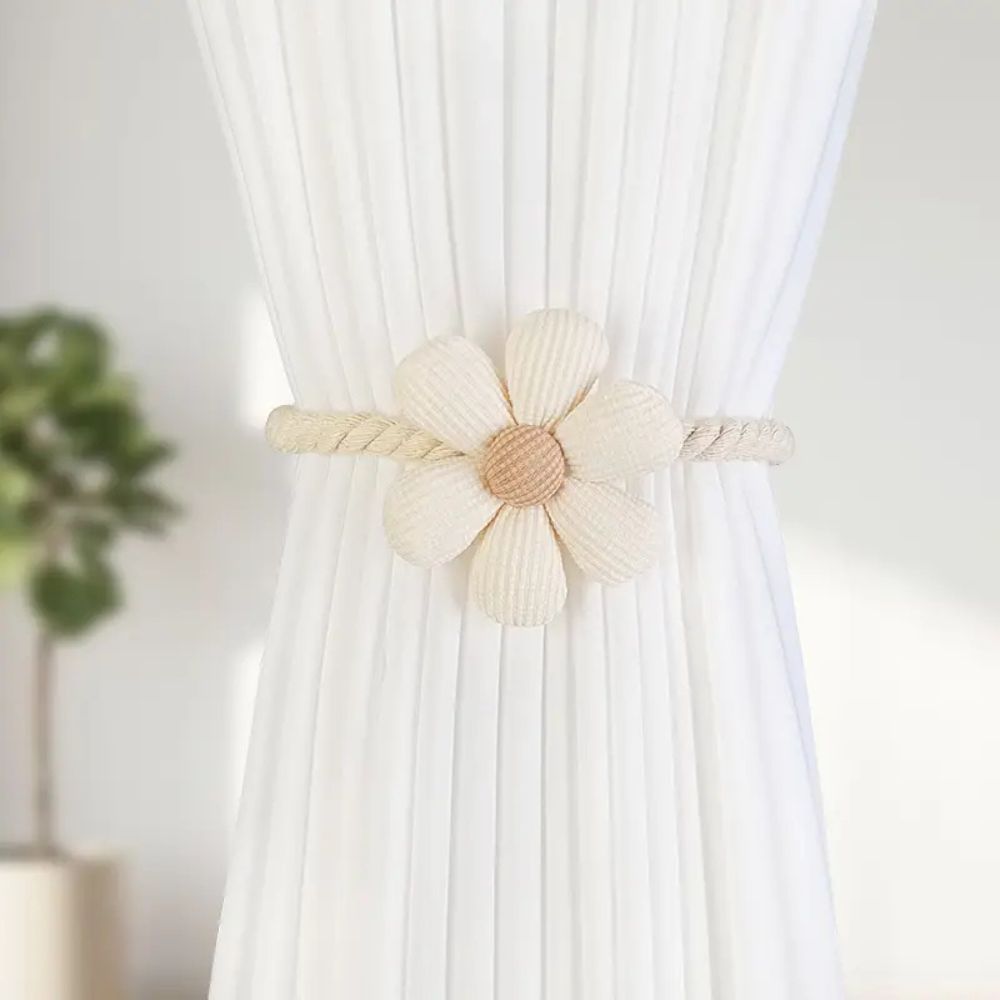 Dekorativ magnetisk gardinholder med blomster, enkel å feste. Ideell for å holde gardiner elegant på plass.