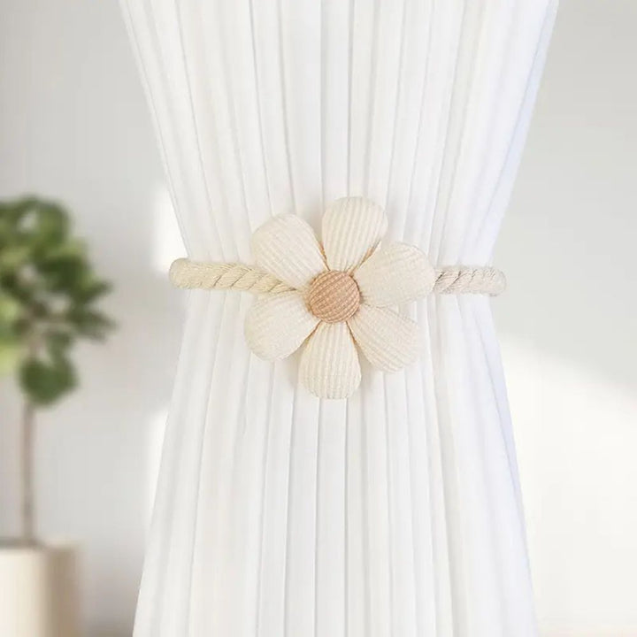 Dekorativ magnetisk gardinholder med blomster, enkel å feste. Ideell for å holde gardiner elegant på plass.