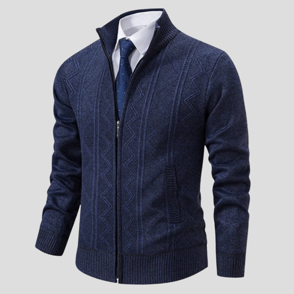 Allsidig strikket cardigan for herre. Egnet som lagplagg for både casual og business antrekk. Stilren herremote.