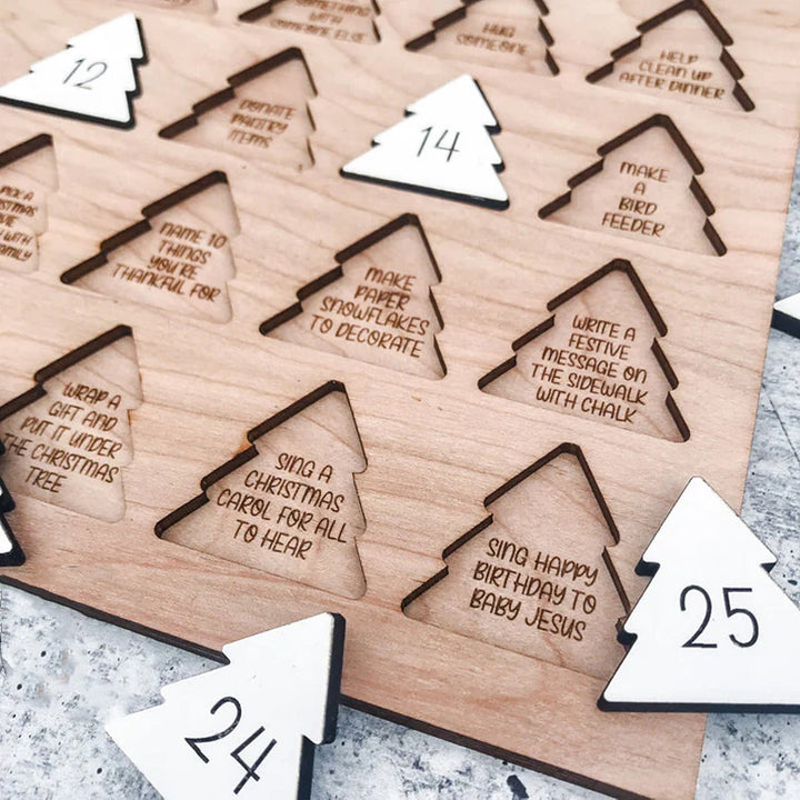 Dekorativ adventskalender i tre, en tidløs julegave. Fyll med små overraskelser for en magisk jul.