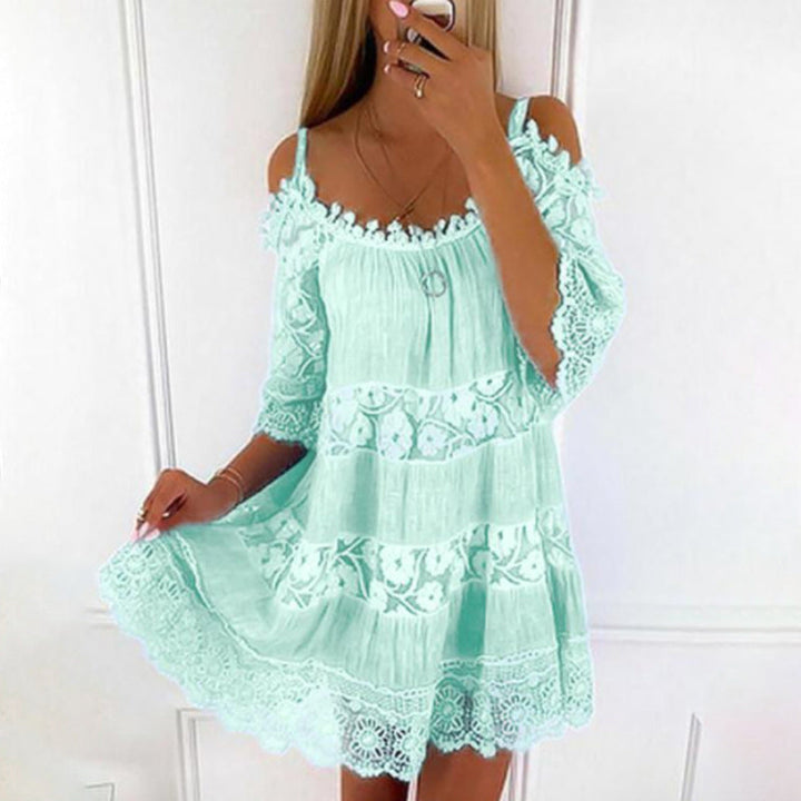 Damekjole med V-hals, justerbare cami-stropper og blondekanter. En elegant sommerkjole.