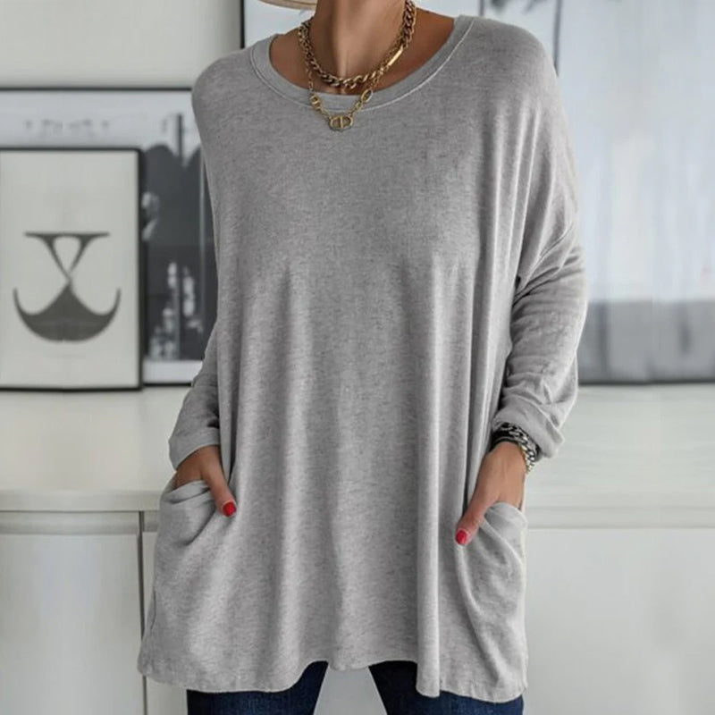 Elegant dame topp i ensfarget design, rund hals, løs passform, flott for høstklær og mote.
