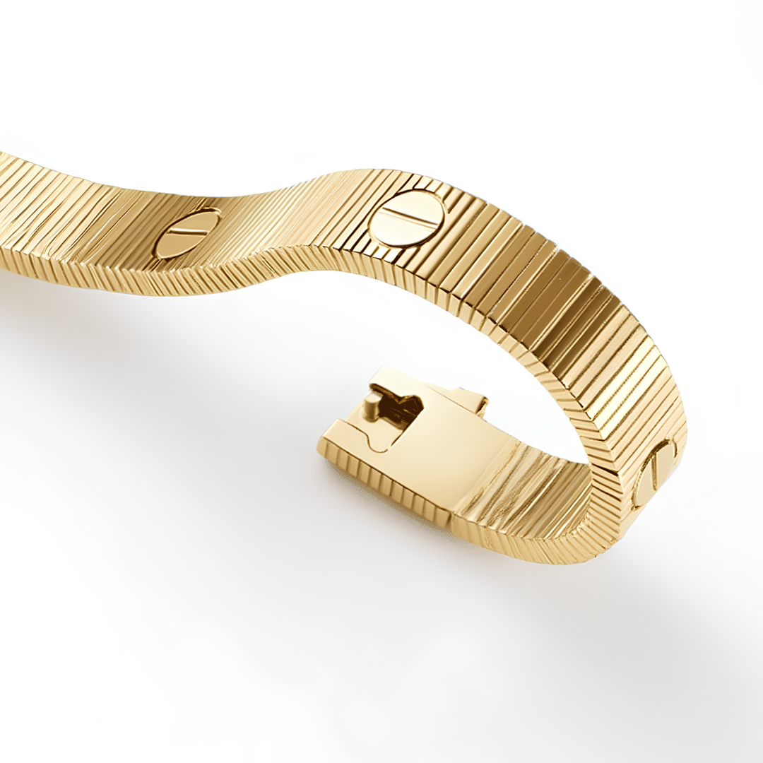 Fleksibelt metallarmbånd med 'Love' inngravert. Et tidløst og moderne unisex design.