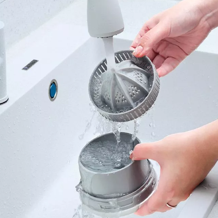 Kompakt og stilren automatisk juicepresse, ideell for grønnsaksjuice og en sunn livsstil.