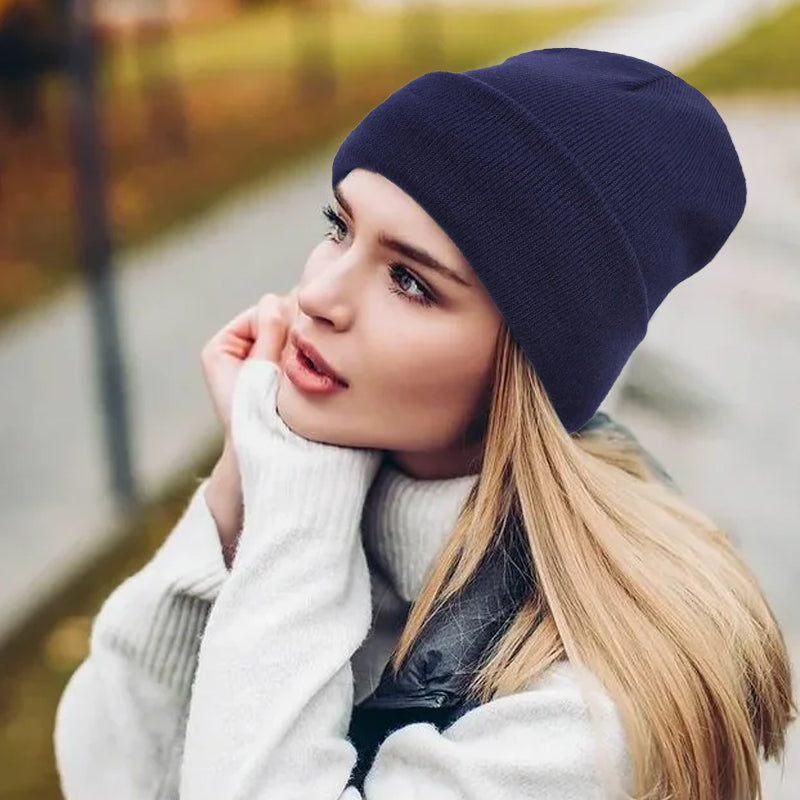 Trendy strikket lue for vintermote med satengfôr, ideell for høst og vinter.