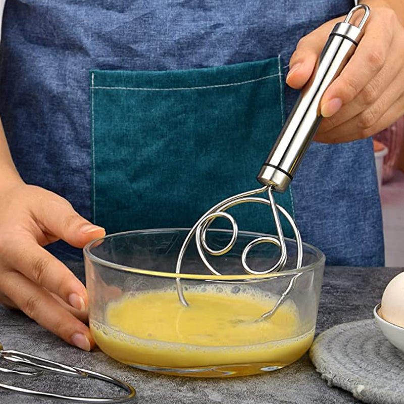 Nærbilde av en elegant deigvisp i rustfritt stål, klar til bruk for baking av brød og kaker.