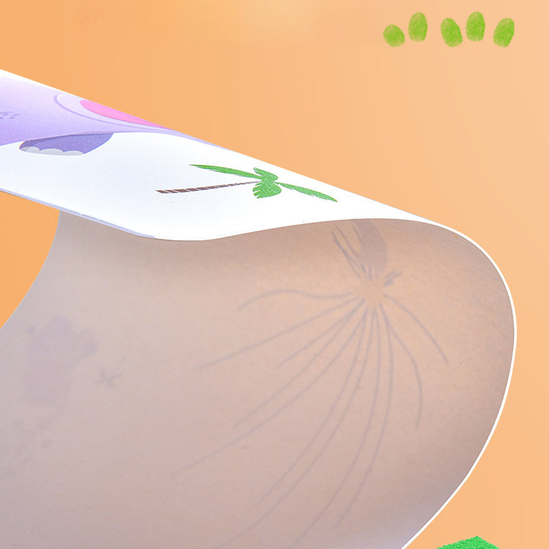 Stolt barn viser frem sin fingermaling. Kreativt og morsomt for små kunstnere.