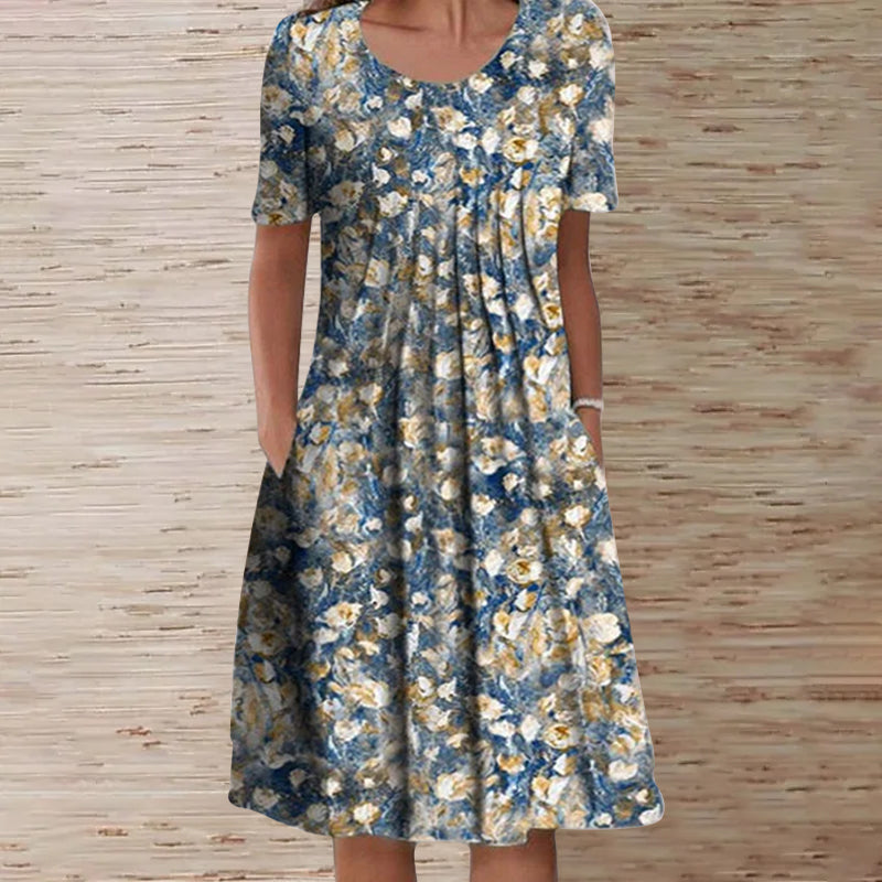 Elegant og ledig kortermet damekjole med blomstertrykk. Myk polyester, perfekt for en varm sommerdag.