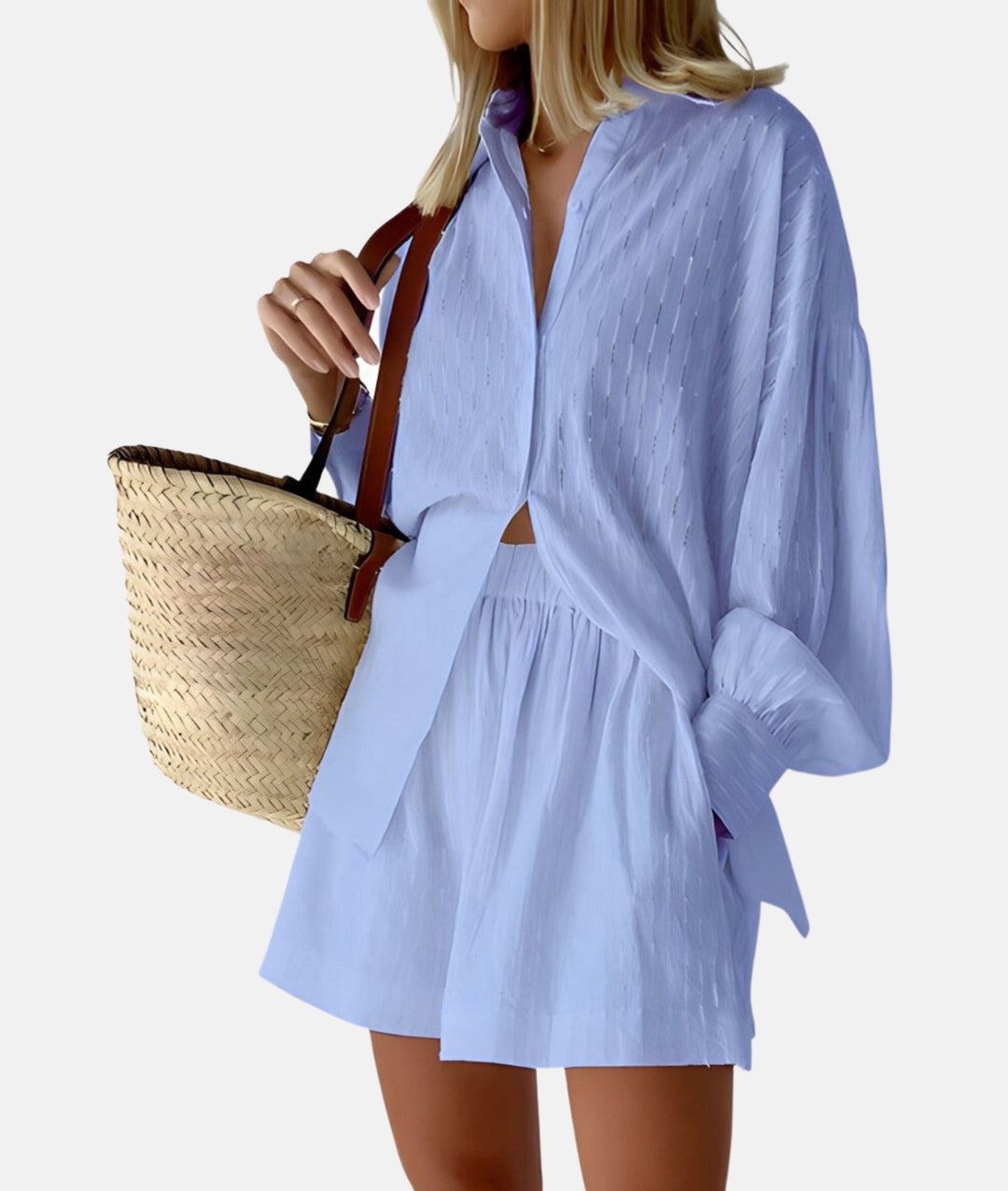 Stilig kvinne i elegant sett med skjorte og shorts, perfekt for en moteriktig sommerlook.