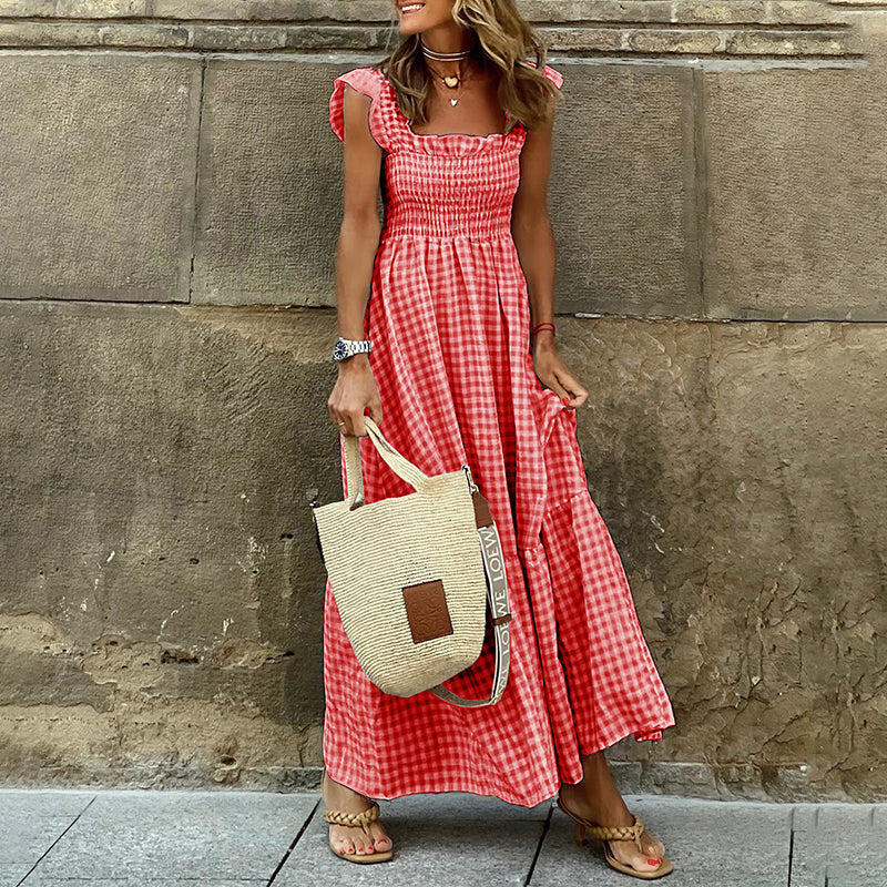 Klassisk rutete smocked maxi kjole for dame. Elegant A-linje passform, perfekt for sommer og ferie.