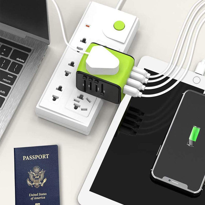 Universell smart reiseadapter med USB-porter for lading av enheter i hele verden.