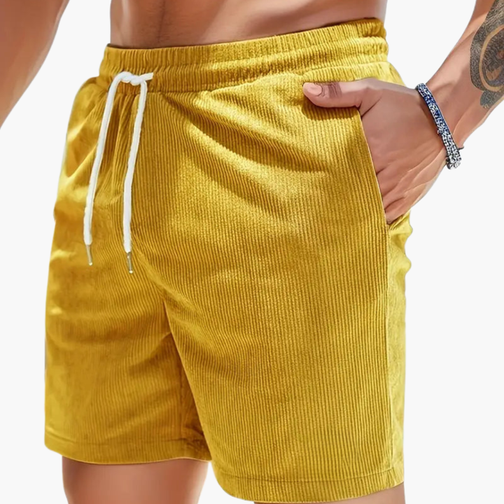 Fargerik herre cord sommershorts, perfekt for strand og fritidsaktiviteter. Avslappet stil.