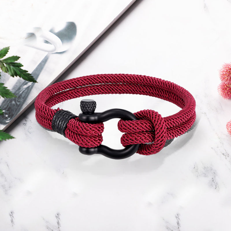 Detaljert flettet tauarmbånd for unisex, med skinnende nautisk ankerlukking.