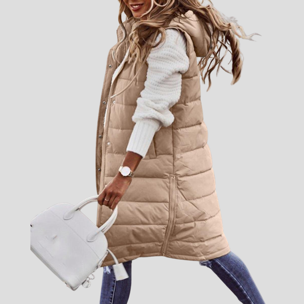 Ermeløs langvest for kvinner med praktisk hette. Flerfarget bodywarmer, ideell for fritid og overgangsvær.