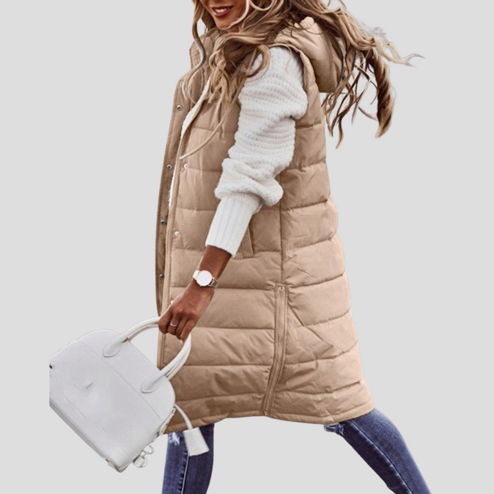 Ermeløs langvest for kvinner med praktisk hette. Flerfarget bodywarmer, ideell for fritid og overgangsvær.