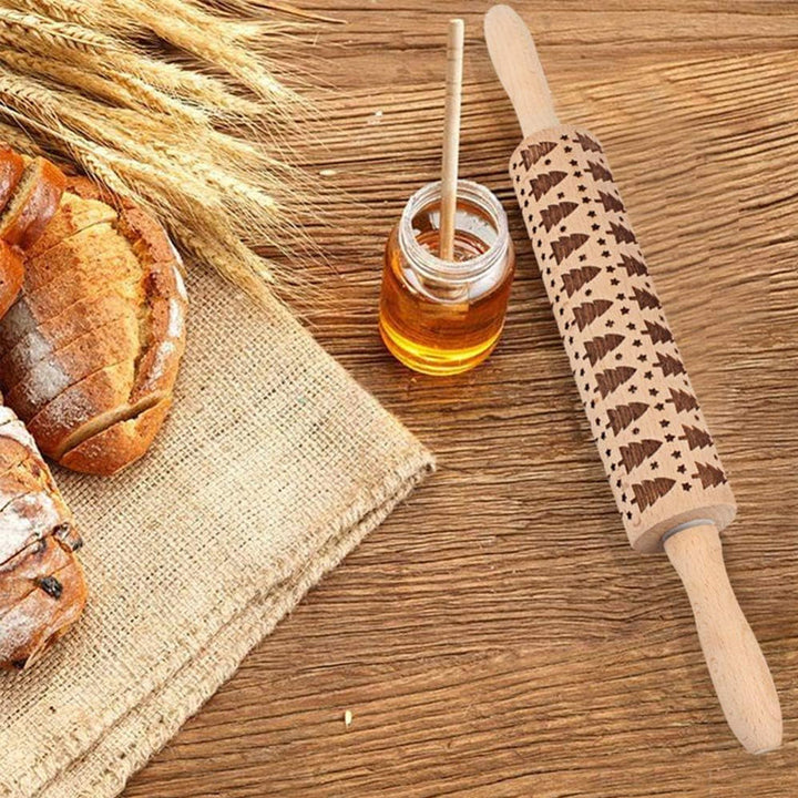 Håndlaget trekjevle med dypt julemønster, gir perfekte pregede kjeks og kaker. Rullepinne for jul.