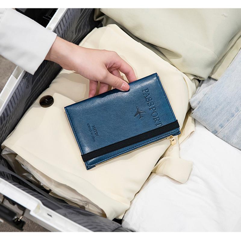 Kompakt RFID-sikker skinnlommebok for pass, holdt i hånd for å vise størrelse og passform.