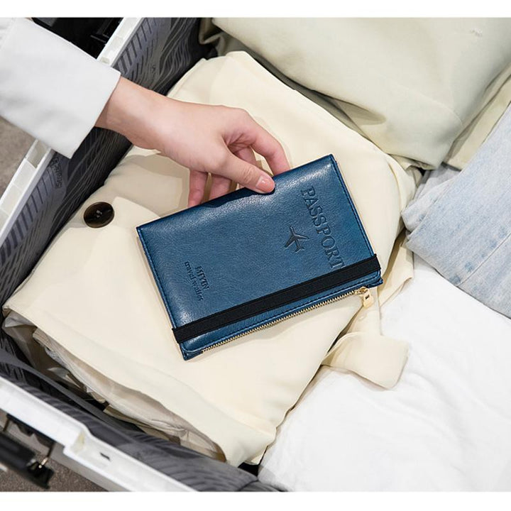 Kompakt RFID-sikker skinnlommebok for pass, holdt i hånd for å vise størrelse og passform.