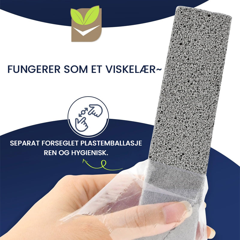 Pimpstein rengjøringsstein i bruk; fjerner kalkflekker fra toalettet i et rent baderom effektivt.