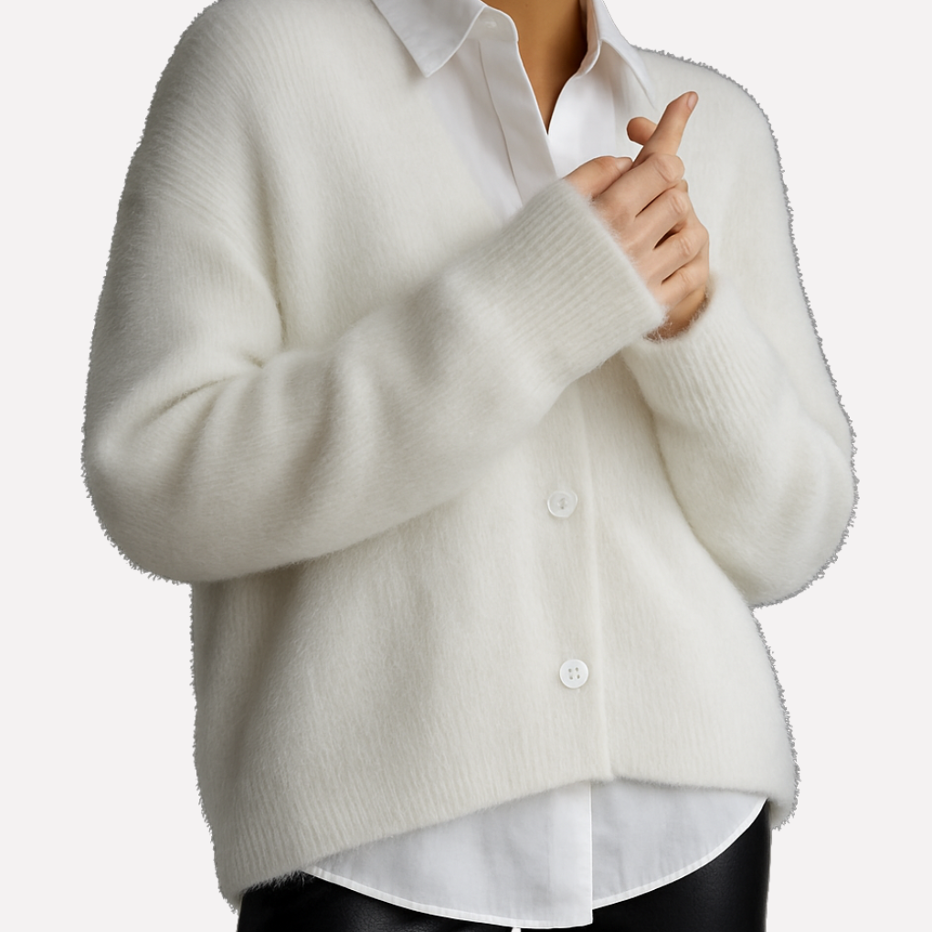 Enkel stil kvinnegenser i klassisk strikk. Komfortabel pullover for hverdagsbruk. Allsidig og elegant.