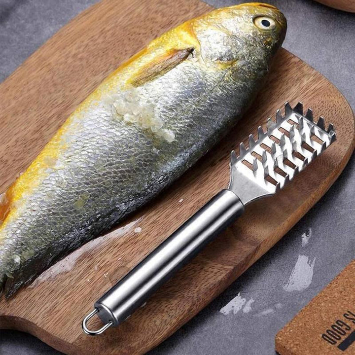 Detaljert bilde av en solid fiskeskalerer i rustfritt stål, et must for enkel matlaging.