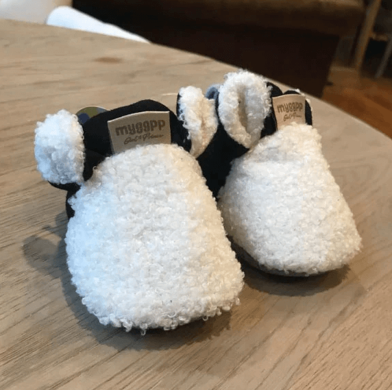 Varme lammetøfler for baby, ideelle for høst og vinter, med sklisikker og myk såle.