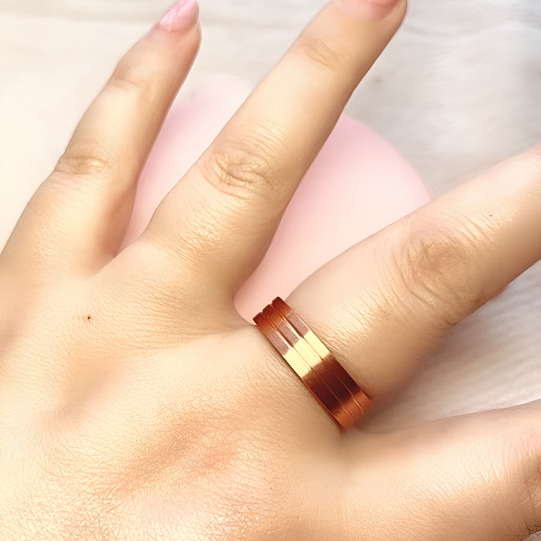Stilren unisex magnetisk ring i kobber med unik kattøye sten. Justerbar, inspirert av fransk eleganse.