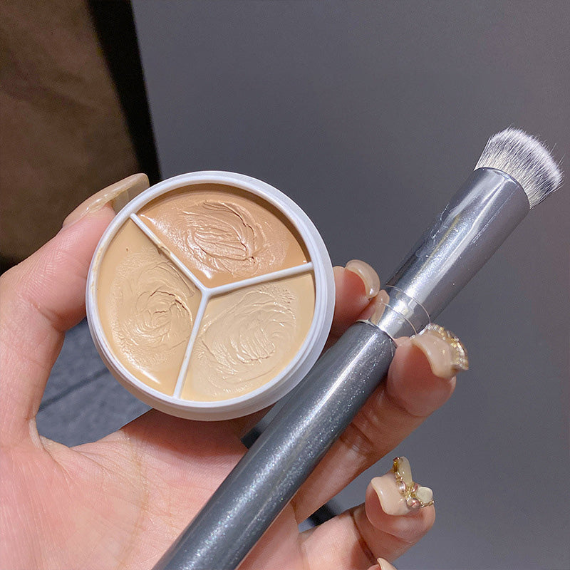 Før/etter-bilde: Trefarget Concealer skjuler kviser og rødhet. Gir feilfri, jevn hud med perfekt dekning.