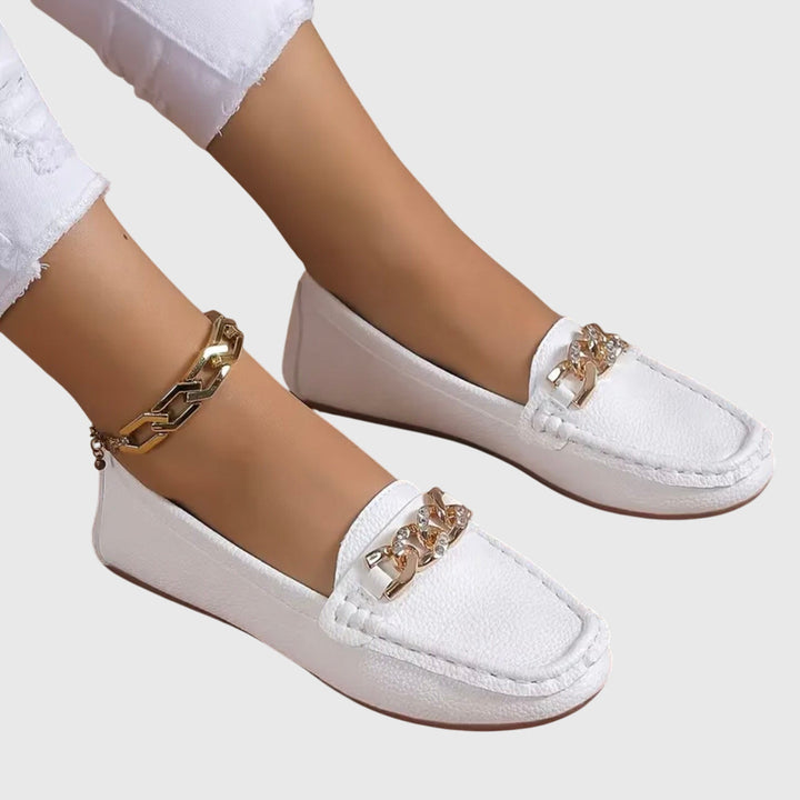 Allsidige kvinners slip-on loafers med kjededetalj, egnet for både casual og finere anledninger.