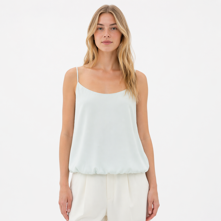 Elegant dame camisole topp med U-hals og tynne spagettistropper for sommerlig look.
