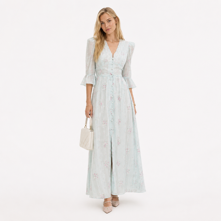 Elegant blomstret chiffonkjole til dame. V-hals, blonder og volangermer. Perfekt som sommer- eller festkjole.