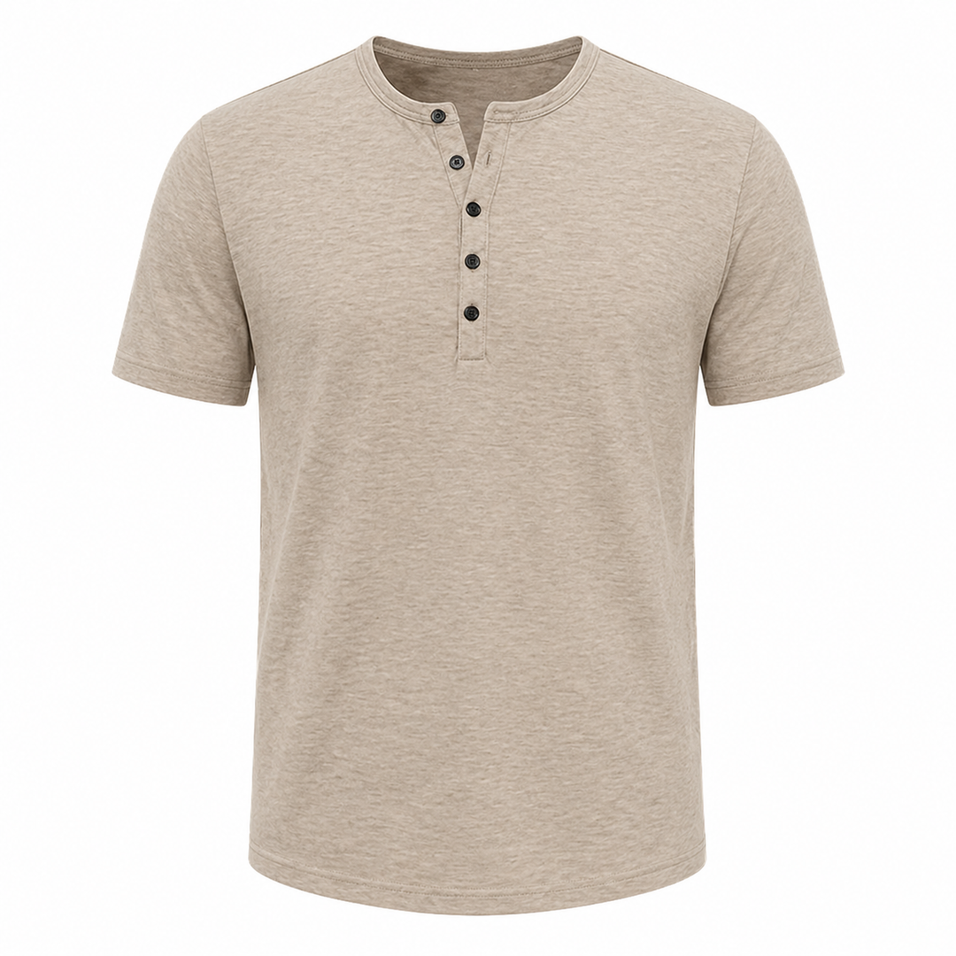 Nærbilde av Henley t-skjorte for herre. Viser knappelukking og stoffkvalitet, perfekt passform.