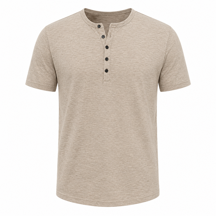 Nærbilde av Henley t-skjorte for herre. Viser knappelukking og stoffkvalitet, perfekt passform.