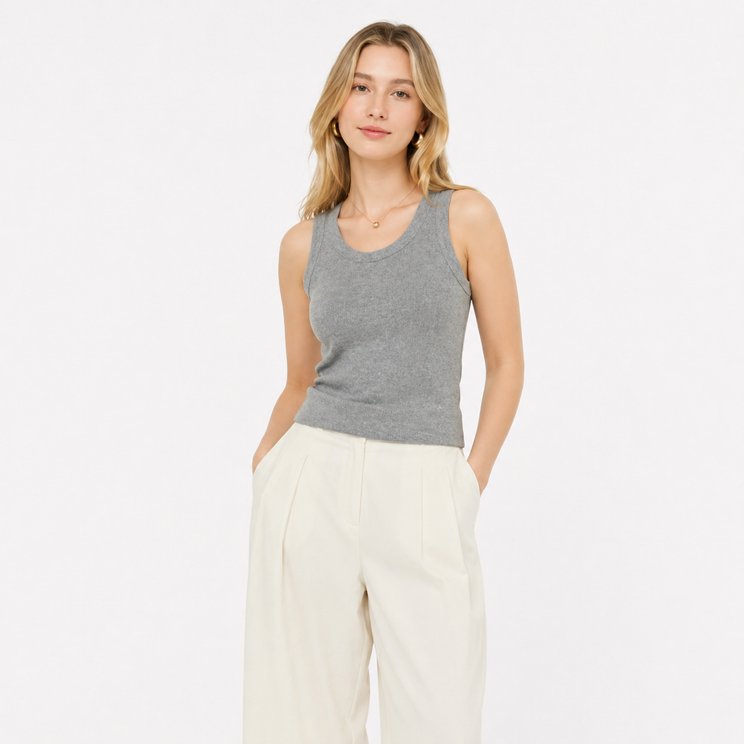 Tettsittende, strikket singlet for dame i slim fit med høy stretch for komfortabel hverdagsbruk.