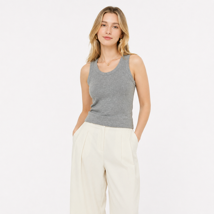 Tettsittende, strikket singlet for dame i slim fit med høy stretch for komfortabel hverdagsbruk.